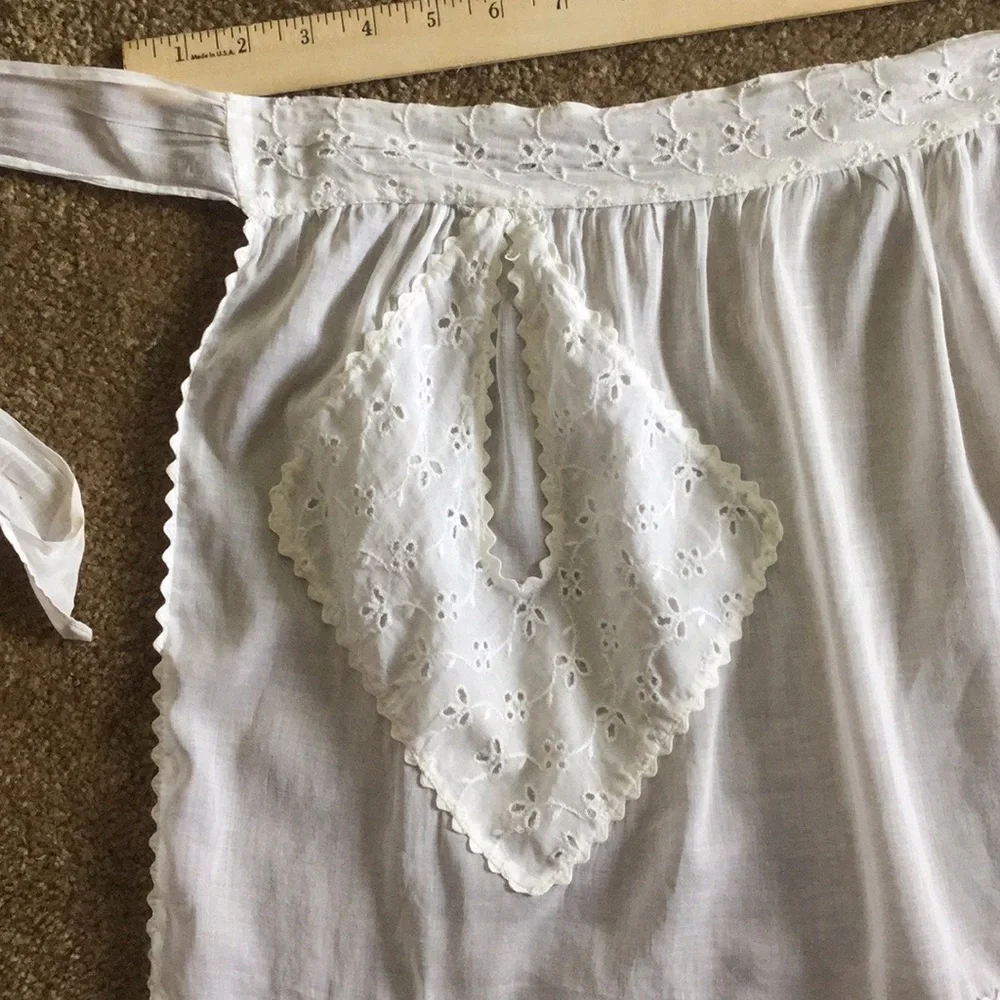 VINTAGE WHITE EYELET HALF APRON OOAK VNPLVC  SWEET 🍭
